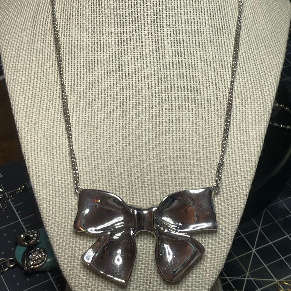 Silver-tone bow necklace